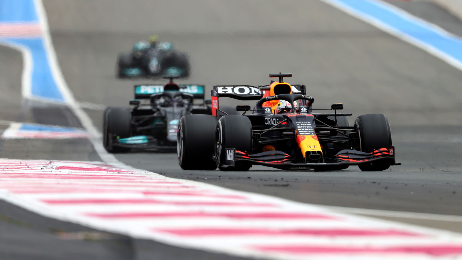 Mercedes “losing three and a half tenths” to Red Bull on straights - Hamilton